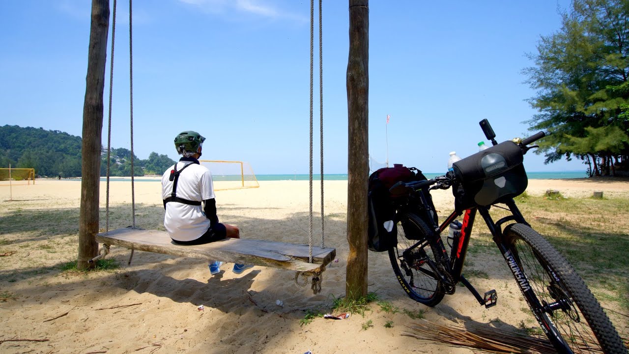 【一骑走马来-25】一个人环马骑脚车来到了登嘉楼最南端的小镇甘马挽，晚上去看海龟生蛋