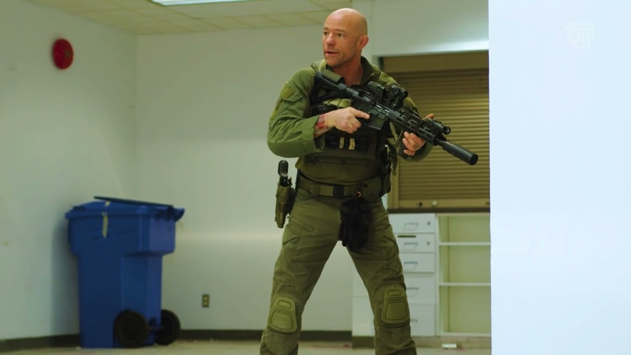 Former JTF2 Assaulter Breaks Down Weapon Position When Crossing Threshold In CQB