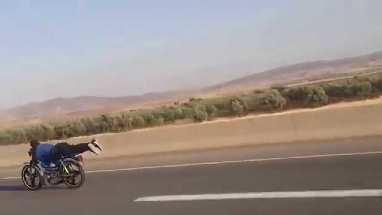 Moto : Peugeot 103 sur l'autoroute Alg&eacute;rienne &agrave; plus de 140km/h