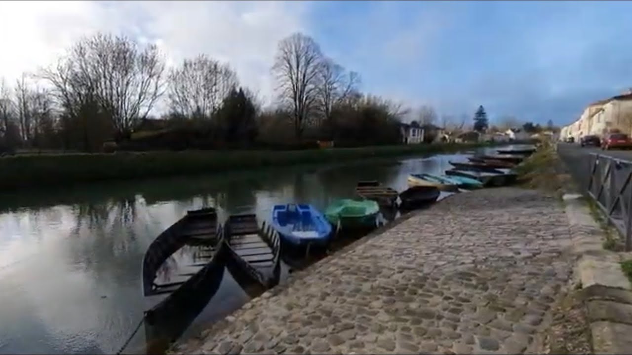 COULON,  La petite Venise Verte au cœur du Marais Poitevin, dans les Deux Sèvres, France.