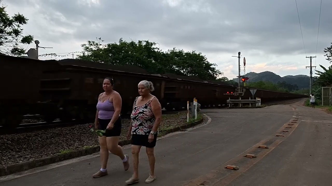 TREM DE MINÉRIO VALE EM FUNDÃO ES AS 17H47MIN DO DIA 25/11/2025! EFVM E TODA SUA DEDICAÇÃO!