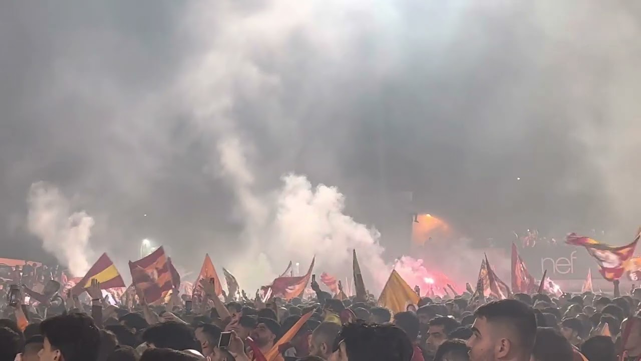 Florya’da Taraftara Açık Şampiyonluk Sevinci, Medcezir Söylüyoruz, Fırtınam Felaketim Hasretim