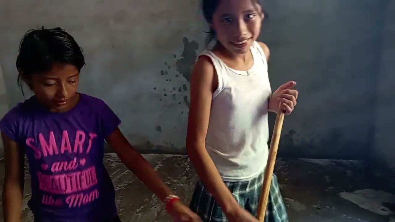 Las hijas de doña Anita  están lavando el piso de a dentro de los cuartos y agradecen por apollarlos