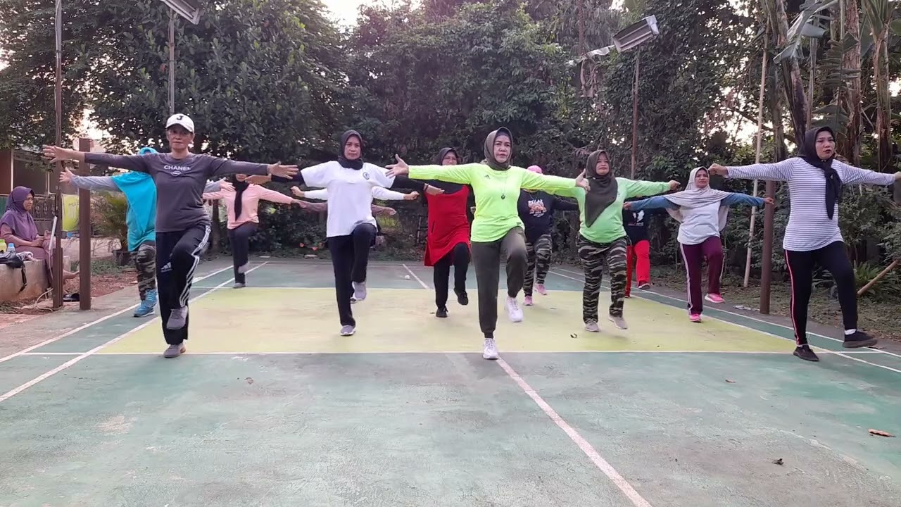 sepanjang jalan kenangan        senam pemanasan - SBLI 1 #senamibuibu parahita with coach Dedeh
