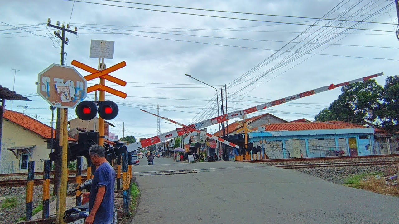 Perlintasan Kereta Api Pelutan Pemalang JPL 173 || Railroad Crossing Indonesia