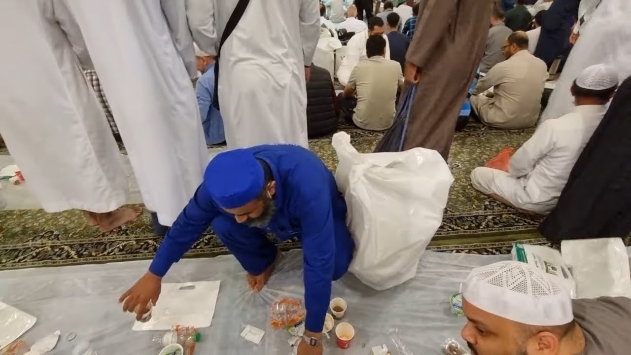 Cleaning up in a minute after Iftar in Masjid Nabawi - Subhanallah - Mufti Menk