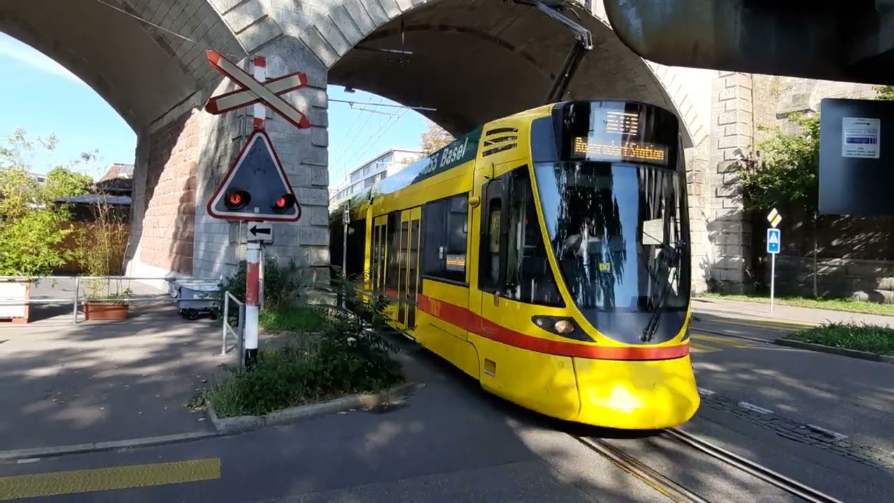 Tramverker beim Bahnübergang nähe Zoo Basel/Tram 17 und 10 der BLT Linie