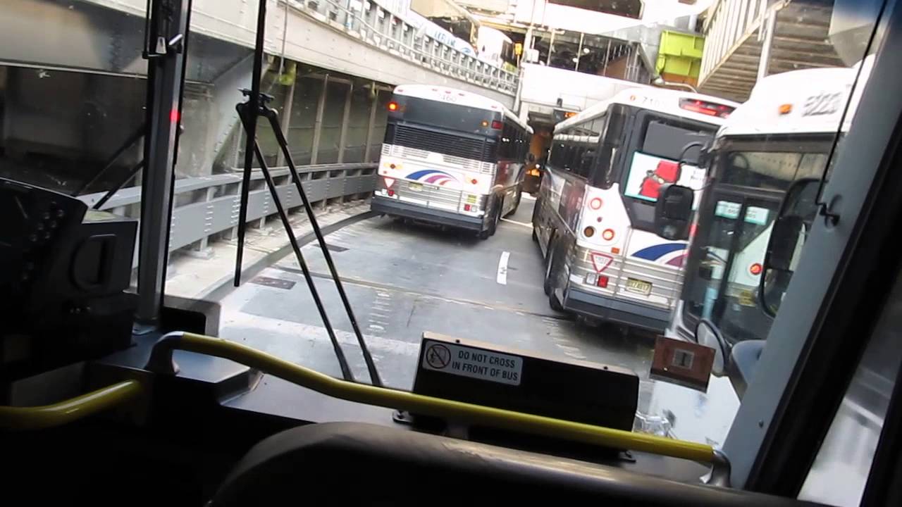 [Front View] Port Authority saga pulling out the lot - 2007 MCI D4500CL
