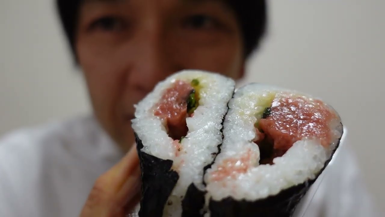 事務所でランチ『サンド寿司　まぐろたくあん』