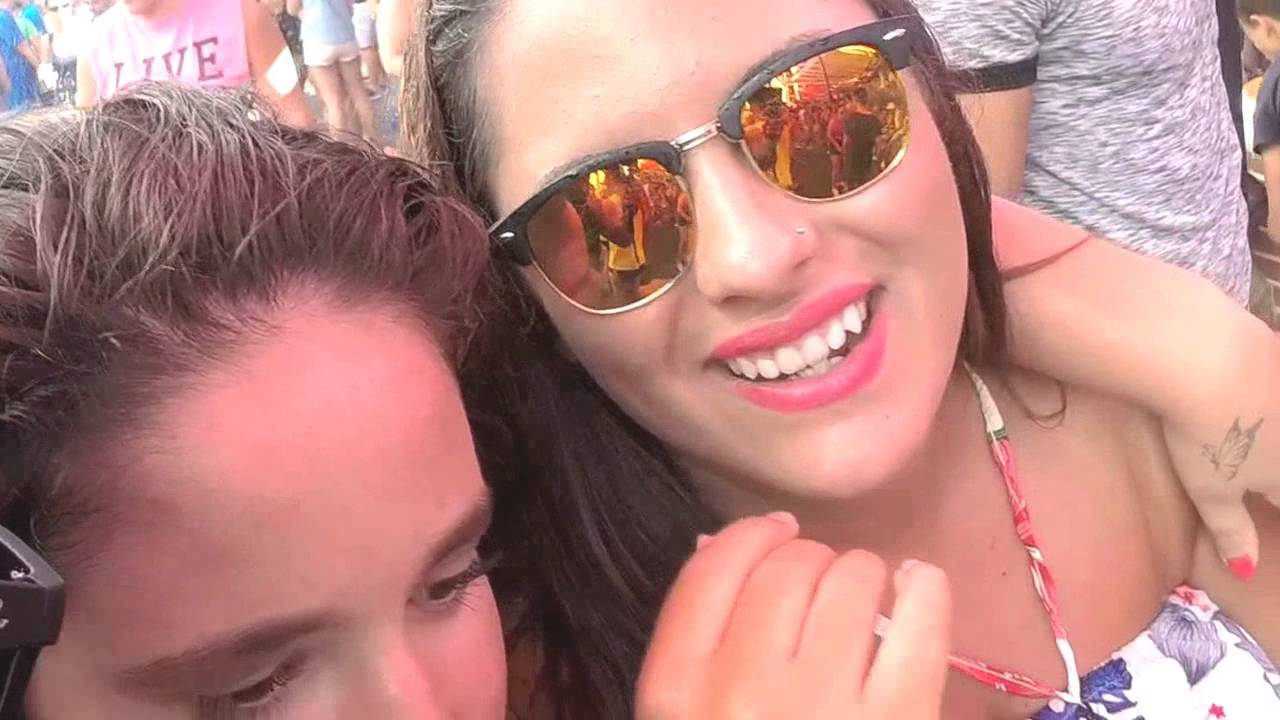 Feria de Álora [23]: Siguiendo a la líder por la plaza tras destapar la tapa de las esencias