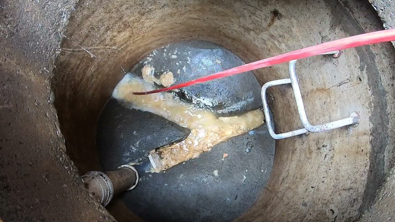 Канализационный люк №90 - Mr Drains опрокинут.