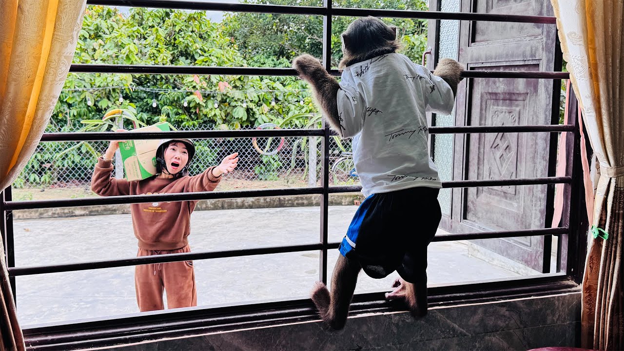 Mom Was Surprised to See Abu Sad Waiting for Her at Home!