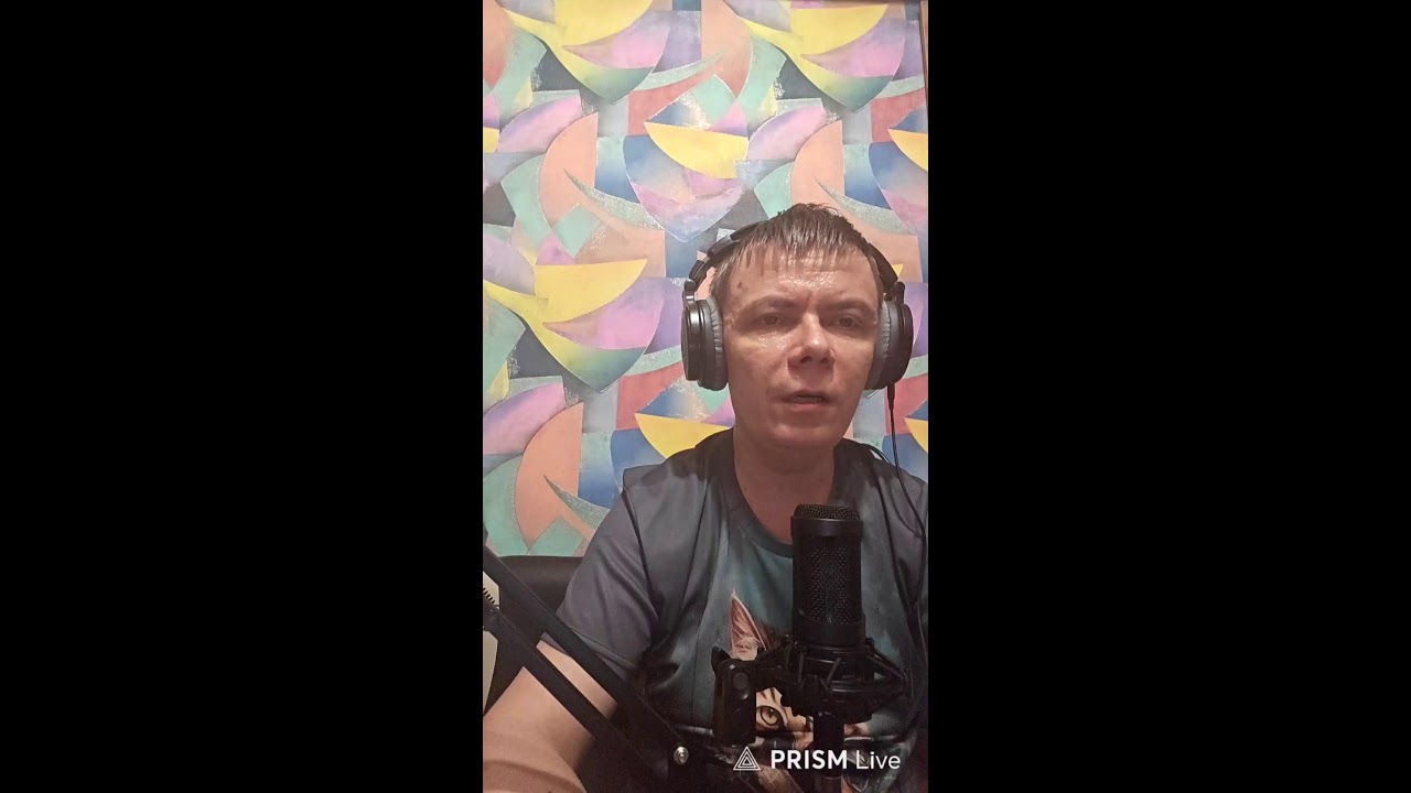 Песни в прямом эфире поет Таня.