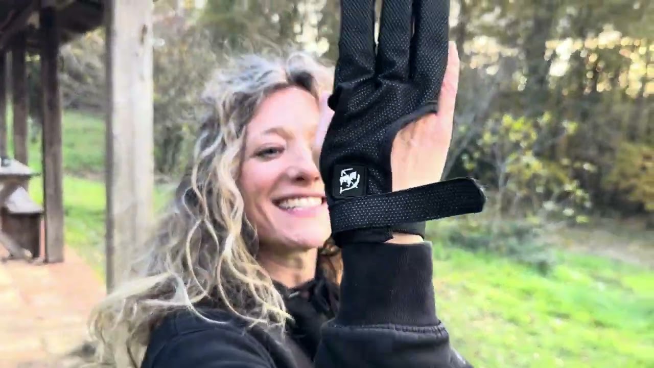 Laura schie&szlig;t den Schie&szlig;handschuh Black - Keine Produktvorstellung