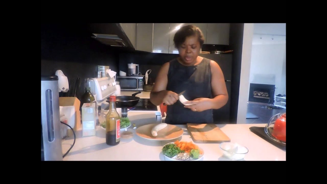 Poulet grillé au kankan avec bananes plantains et légumes