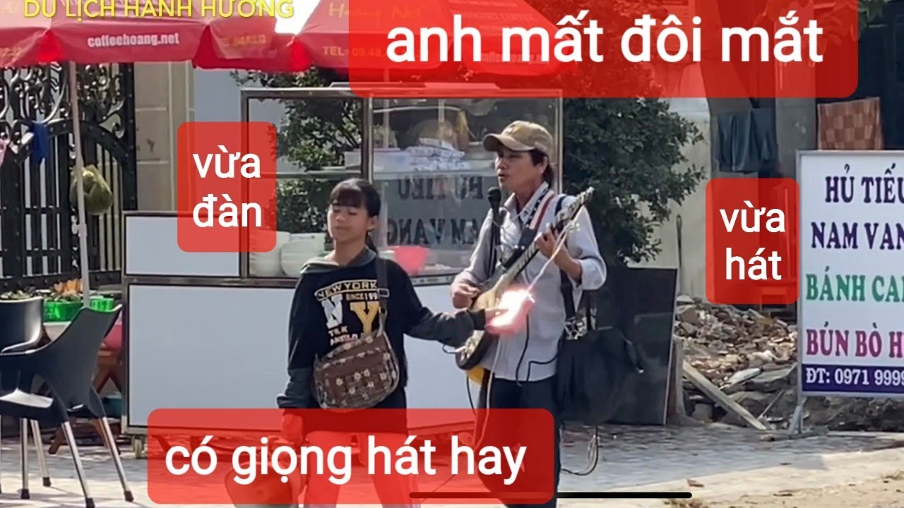 Anh mù bán bao lì xì có giọng hát hay như ca sĩ ,vừa đàn vừa hát, " Du lịch Hành Hương "