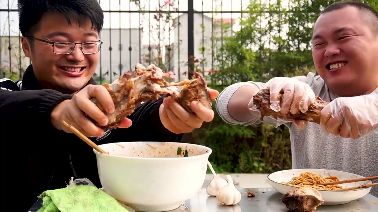 一锅三根羊脖子，朋友投食最高规格招待，上下出火的美食，吃过瘾