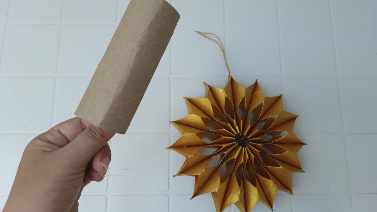 Floco de Natal Estrela, feito com rolos de papel higiênico. Reciclagem de Natal fácil.