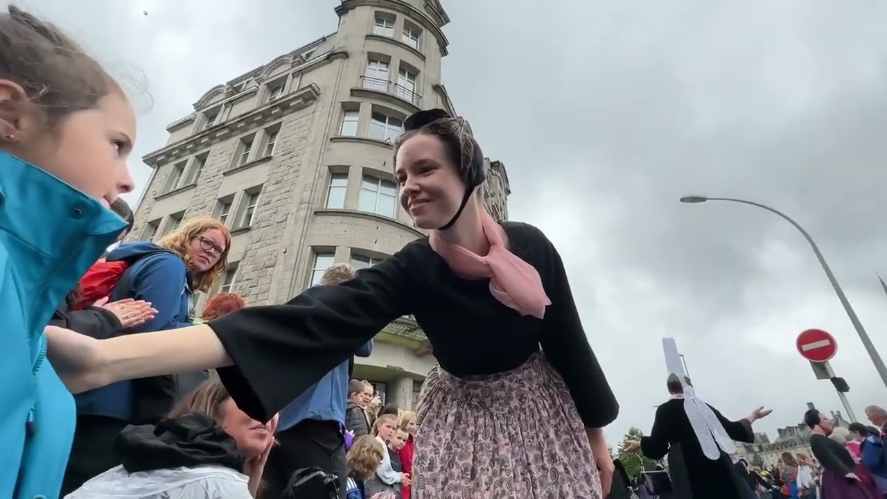 La bannière de la Gorsedd  pour l défilé des 100 ans du Festival de Cornouaille