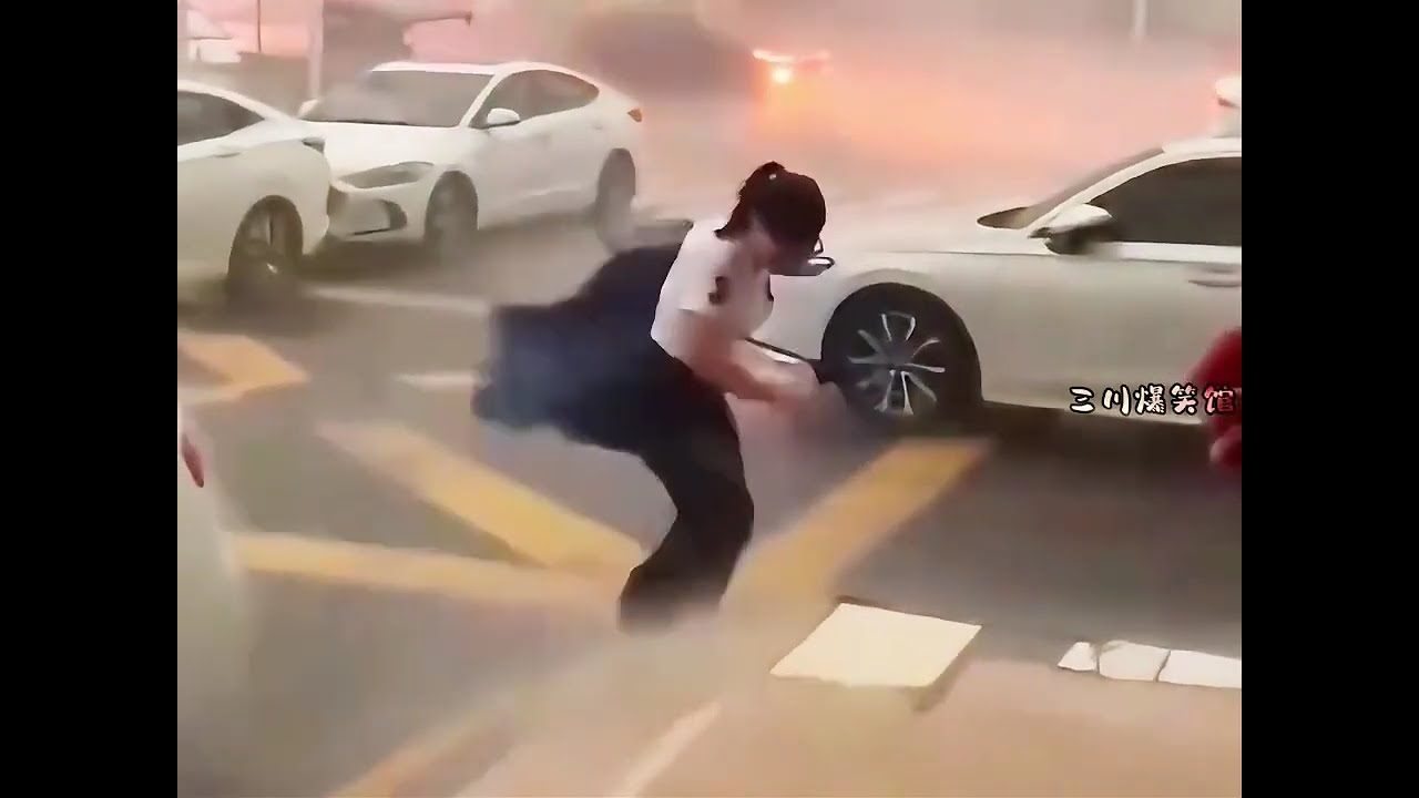 Hilarious Windy Day Fails in China: Outrageous Moments You Can't Stop Watching! 😂🌬️