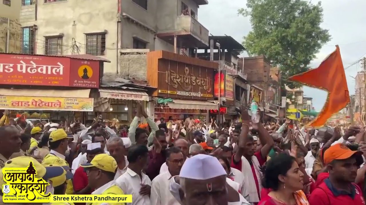 Vaarkaris on their way to take darshan of Naamdev Paayari