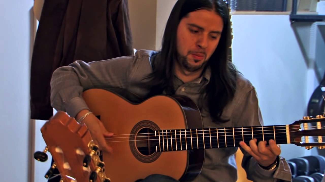 Flavio Rodriguez probando guitarras Pasión Flamenco de Vicente Carrillo