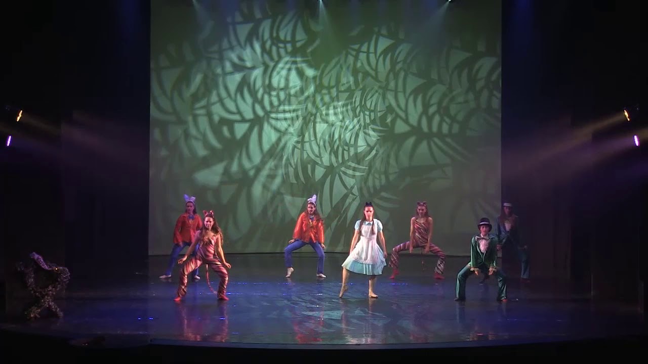 Alice, il Bianconiglio, il Cappellaio Matto e lo Stregatto