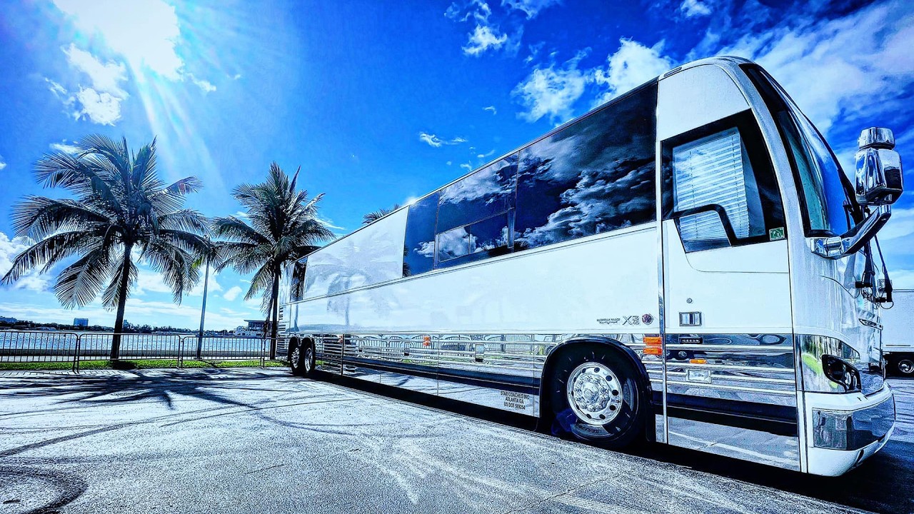 Coach  #6777  •  2023 Prevost X3 Slide Out Entertainer Coach