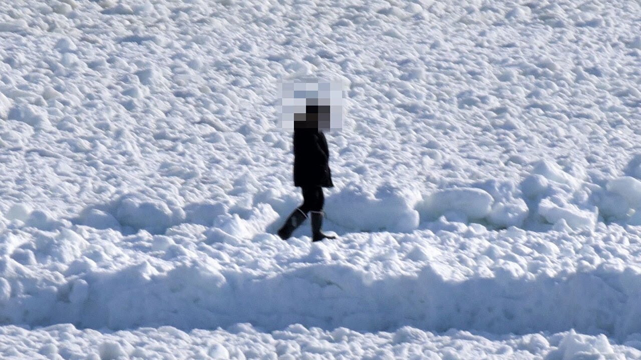 「生命に危険」　厳冬のオホーツク海　流氷に乗る男性