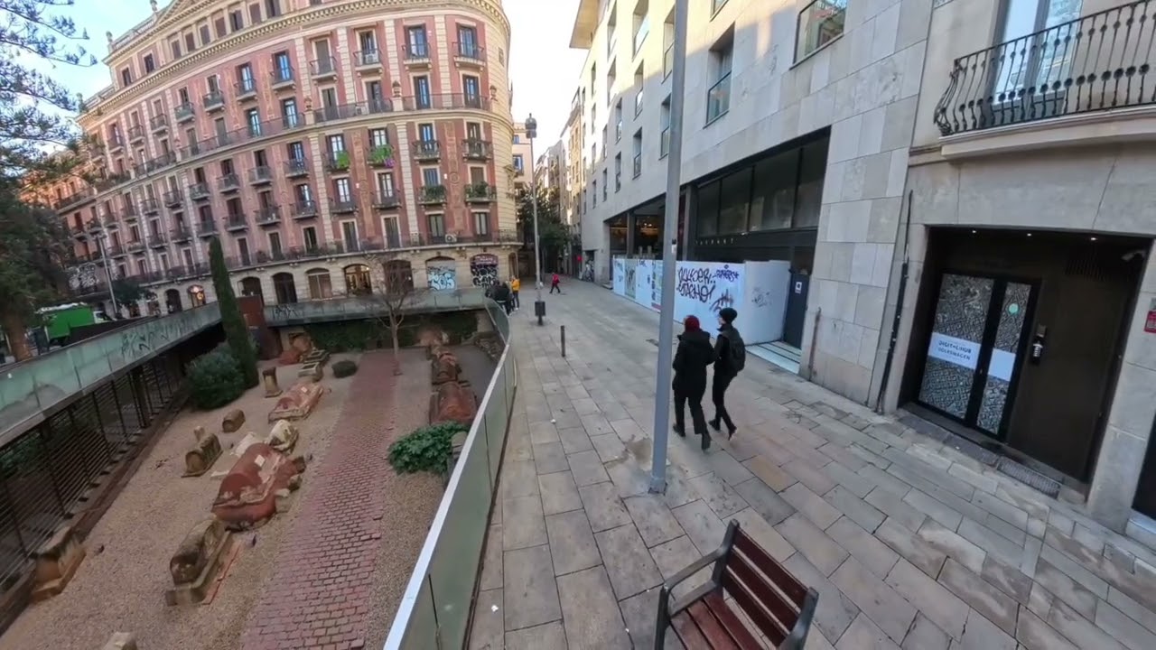 🪦 Barcellona romana nascosta: la Via Sepolcrale sotto Plaça de la Vila de Madrid | Costa World Tour