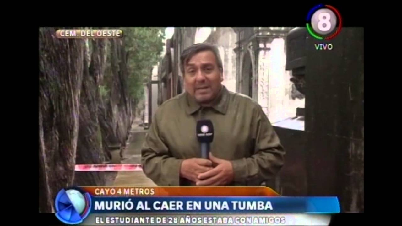 Murió al caer en una tumba