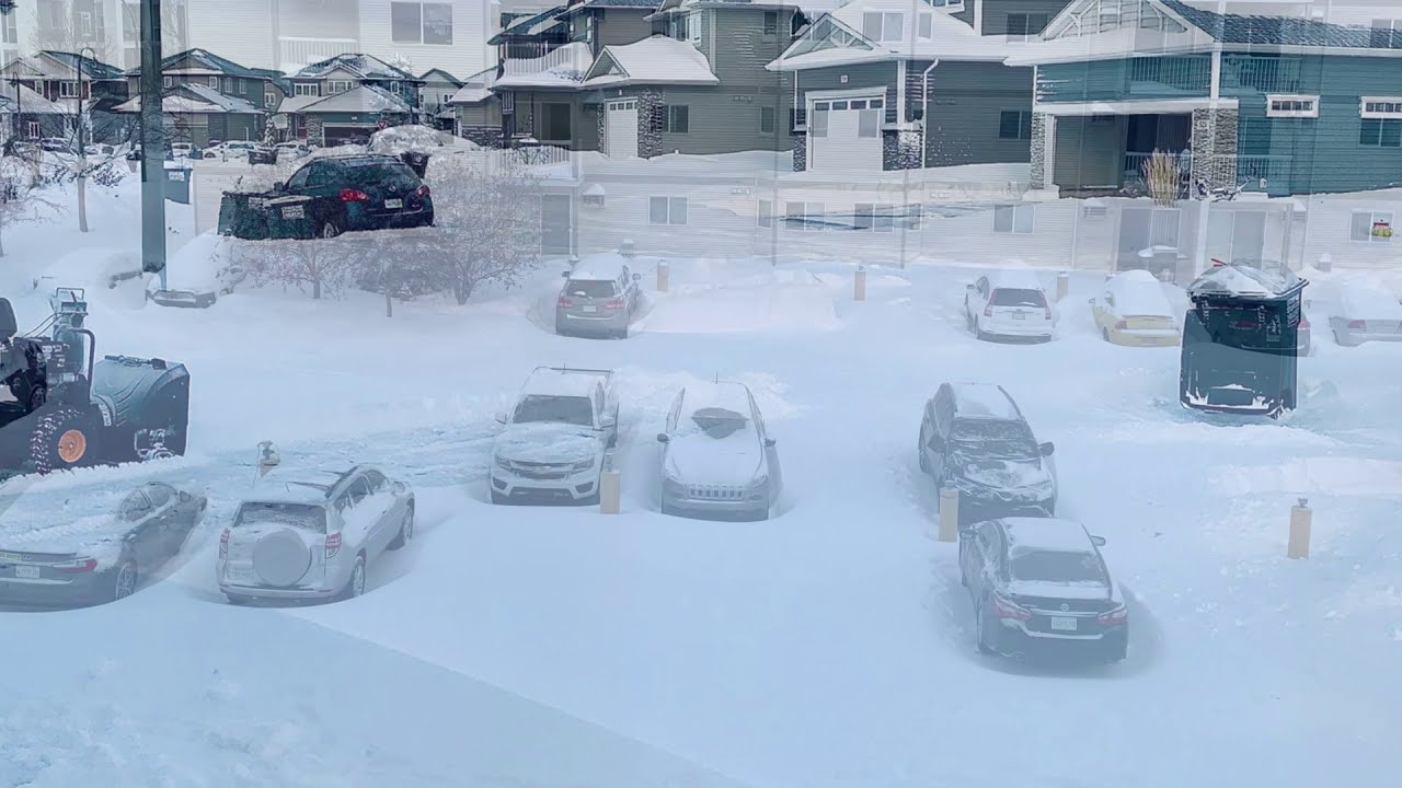 Snowstorm in Saskatoon Saskatchewan, Blizzard severe winter snowfall Canada 8 Nov 2020