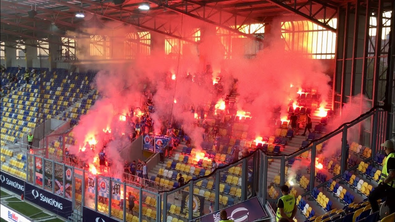ULTRAS & FANS: PROVOCATIONS AND PYRO AT SLOVAK-HUNGARIAN DERBY | FC DAC 1904 - Slovan Bratislava