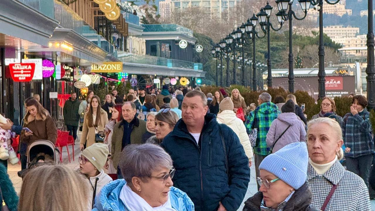 ЯЛТА ЗАБИТА ДО ОТКАЗА! Все парковки ЗАНЯТЫ. Идеальная погода на Набережной. Крым 2026