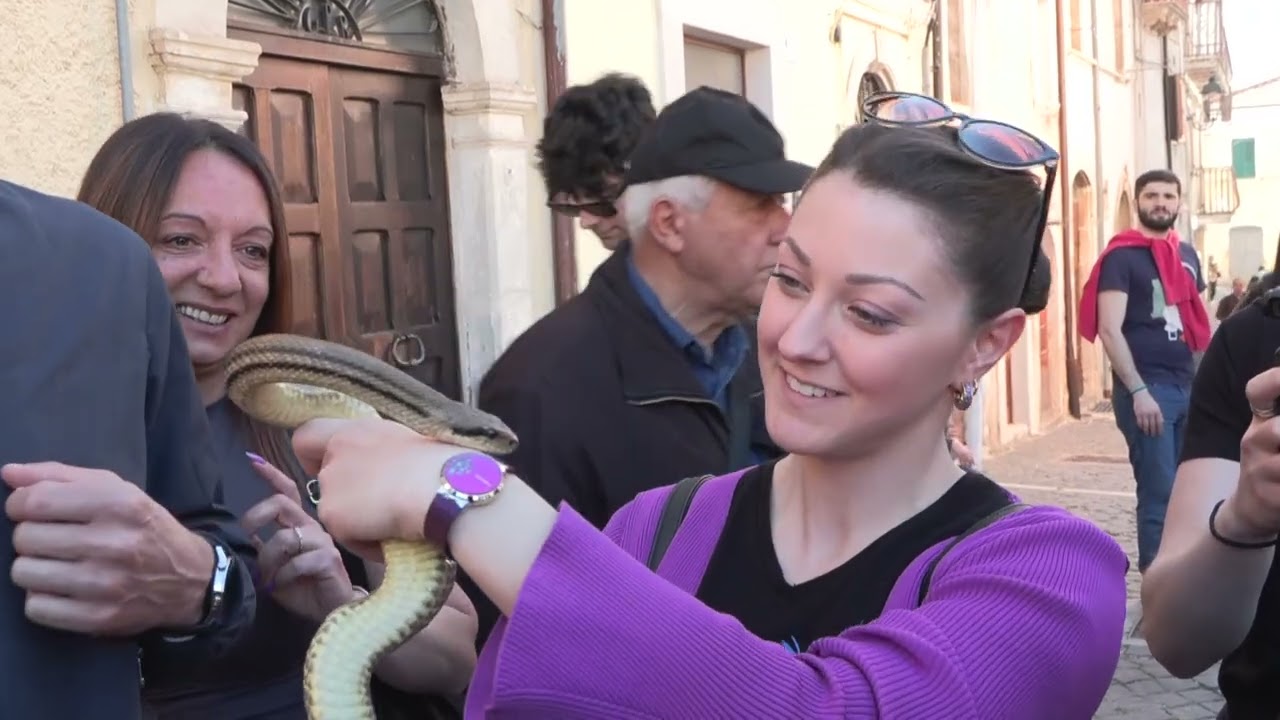 Cocullo, in 15 mila per il rito dei Serpari