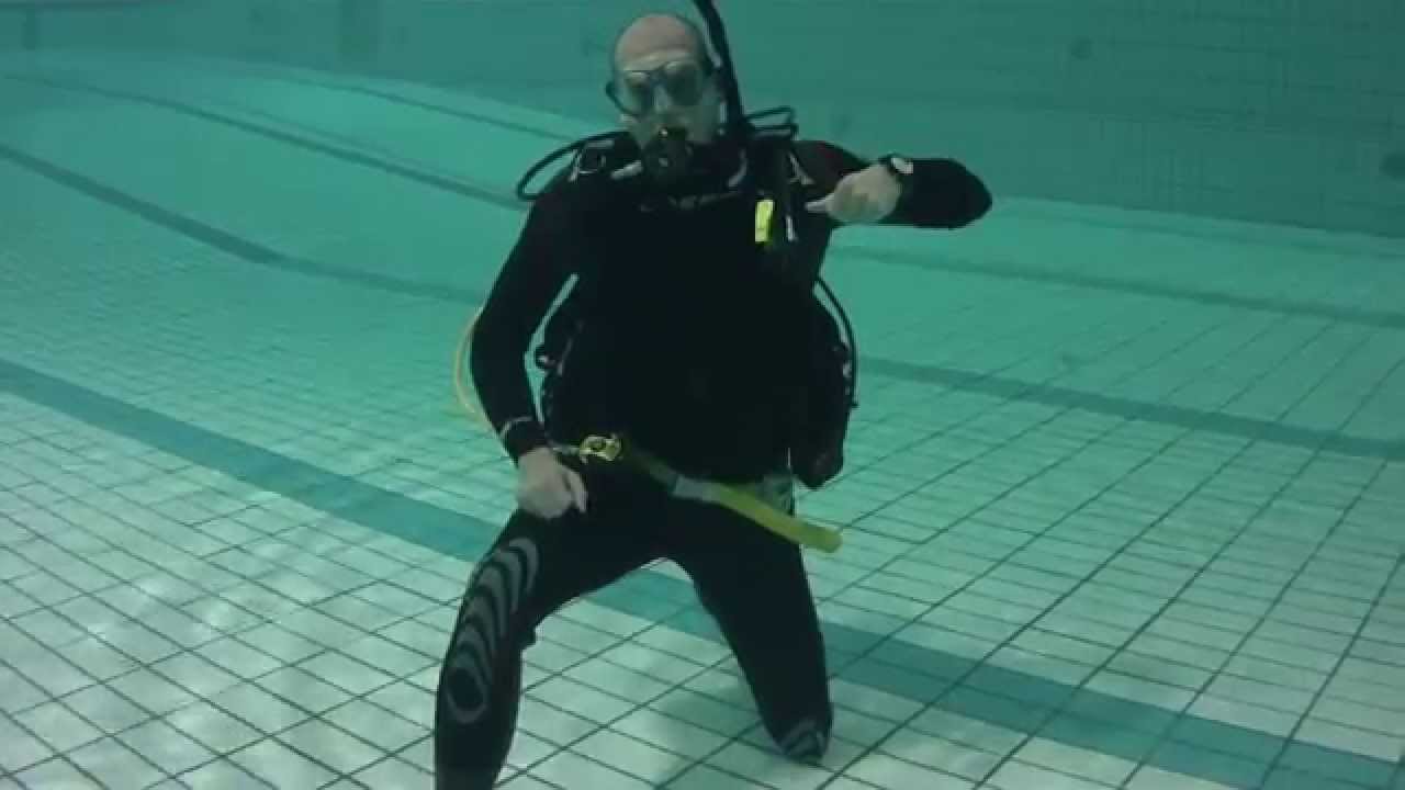 PADI Divemaster IDC Skill 18: Tauchgerät unter Wasser ab- und wieder anlegen