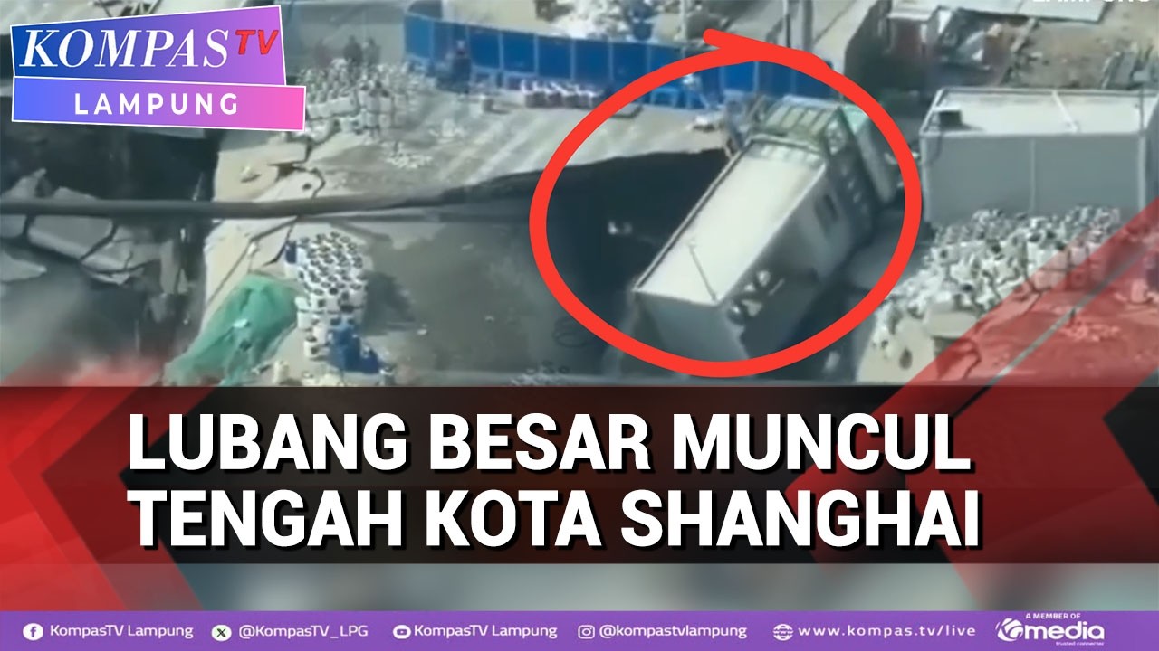 Detik-Detik Lubang Besar Muncul Tengah Kota Shanghai Tiongkok