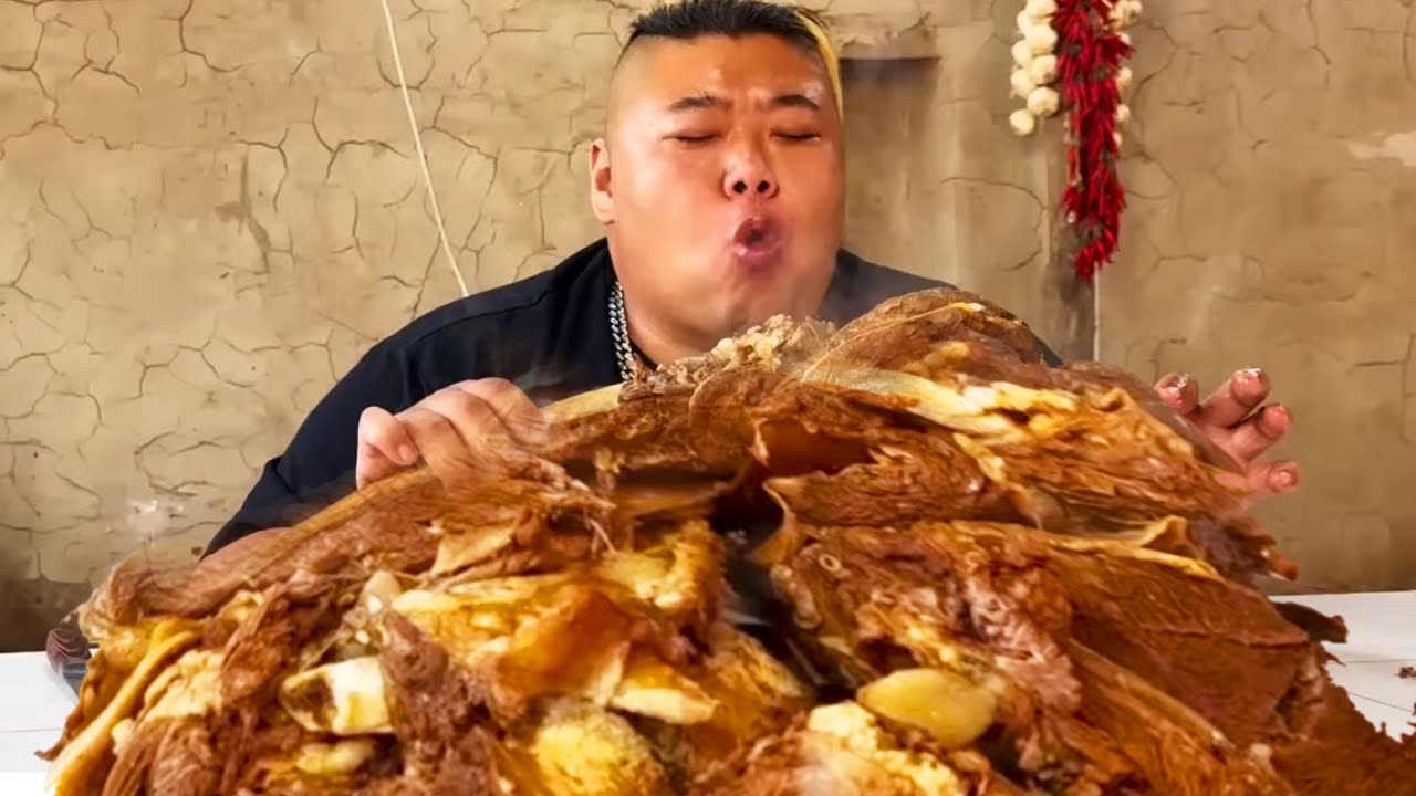 猴哥弄20斤牛排清炖，配上辣椒油和醋！这小味抱着啃真过瘾！【胖猴仔】