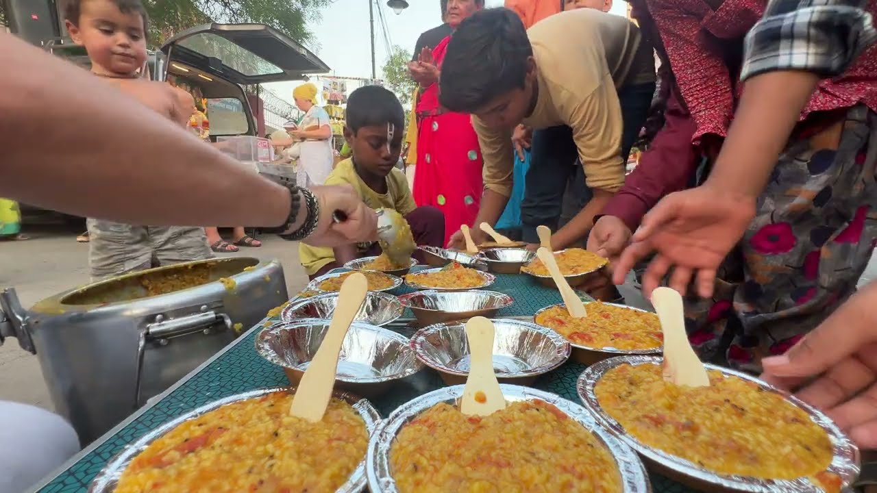 Vaishnava foreigners in Vrindavan sing kirtan and distribute prasadam!