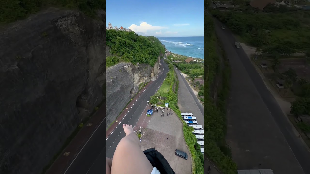 PEMANDANGAN DI ATAS PANTAI PANDAWA NAIK PARALAYANG