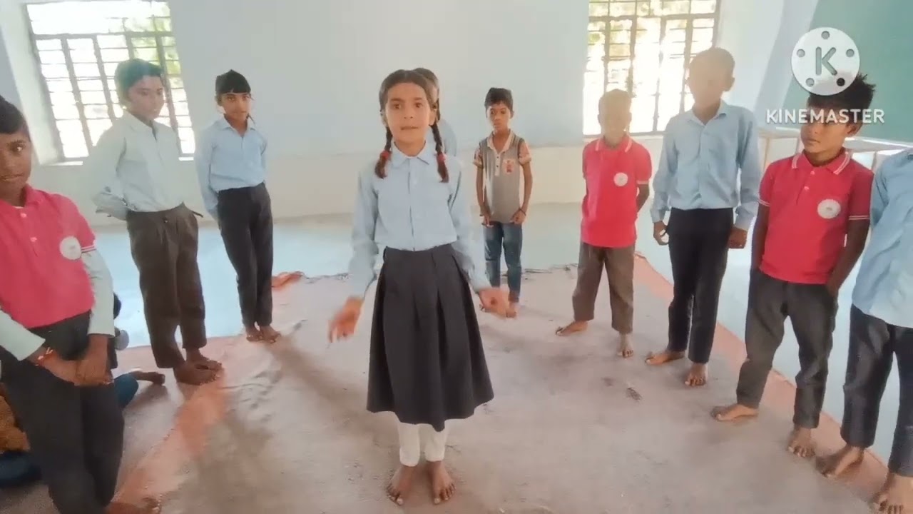 सड़क सुरक्षा नियम पर सरकारी स्कूल के बच्चों द्वारा प्रस्तुत किया गया लघु नाटक