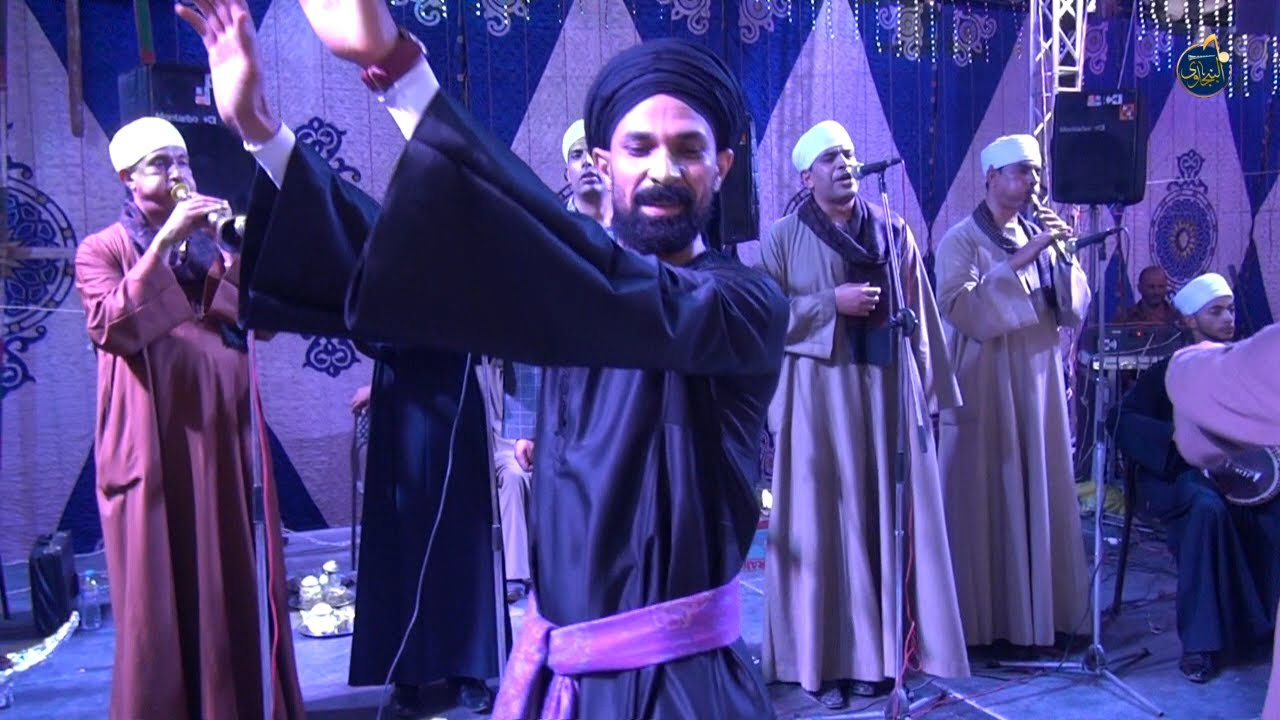 هذا الرجل ( البدوى ) يرقص رقص روعه 