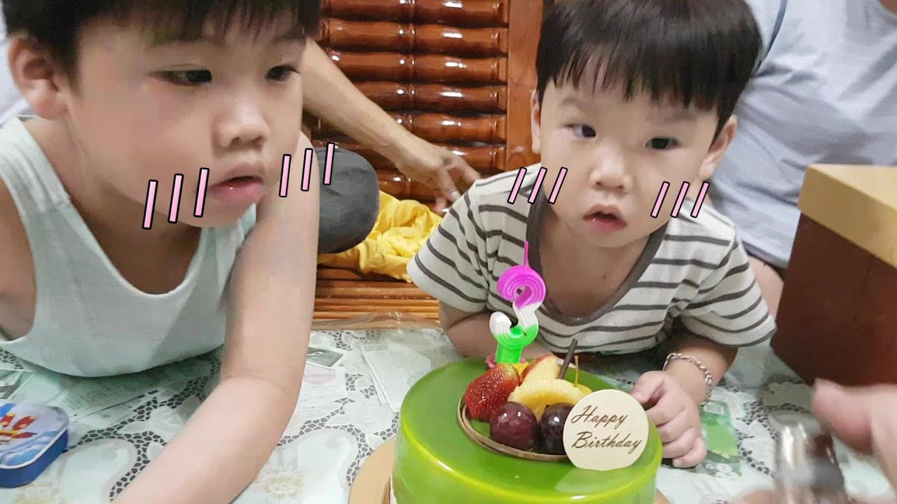 弟弟三歲生日快樂啦！大嘴嘴