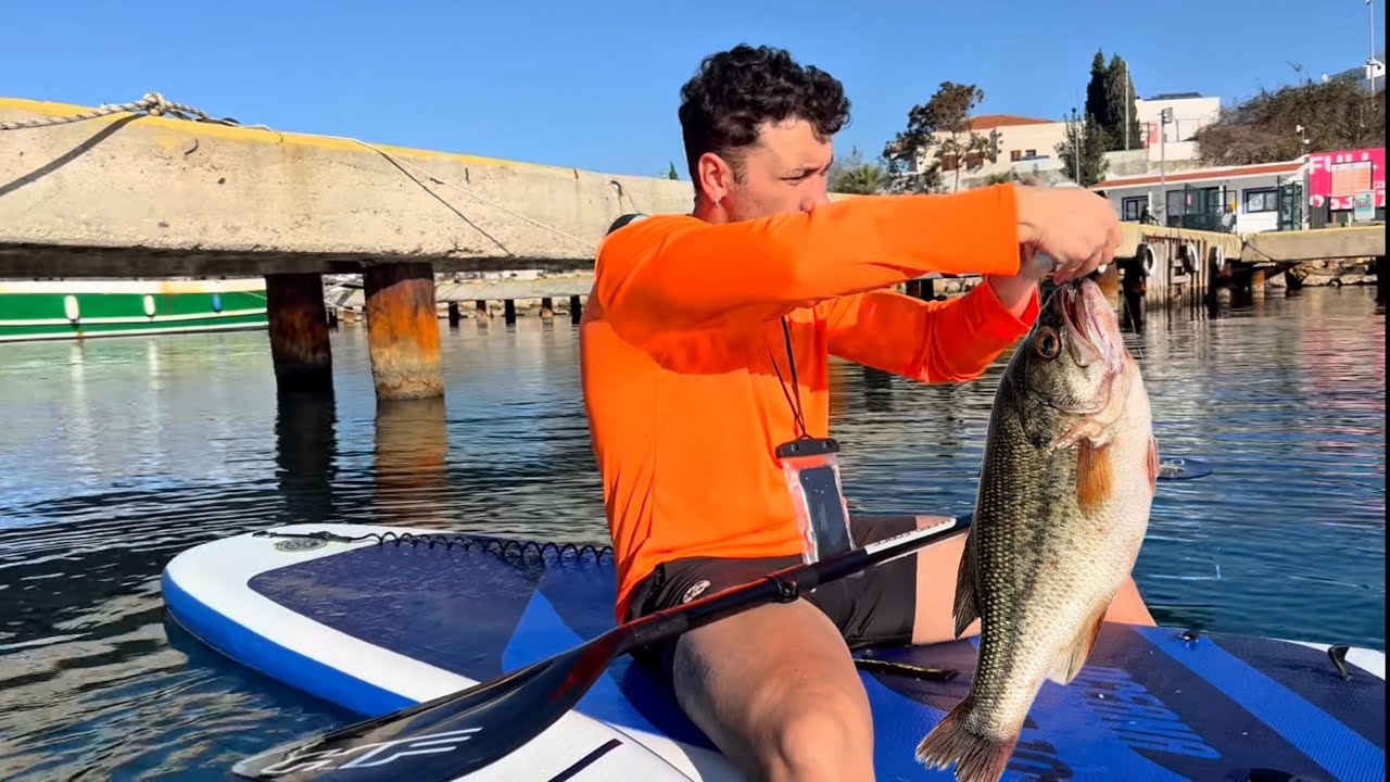 Веселое катание на доске с веслом и рыбалка на пляже Бодрума. жизнь в караване