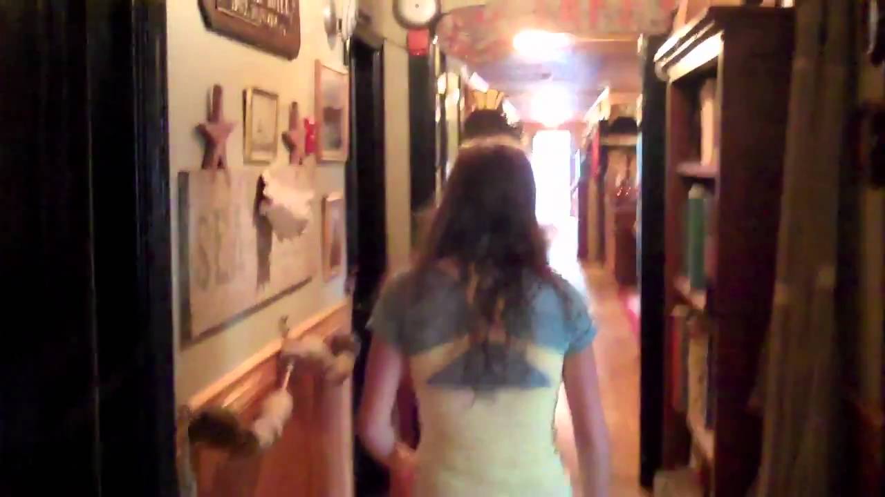 Призраки солнечной девочки — исследование отеля с привидениями.