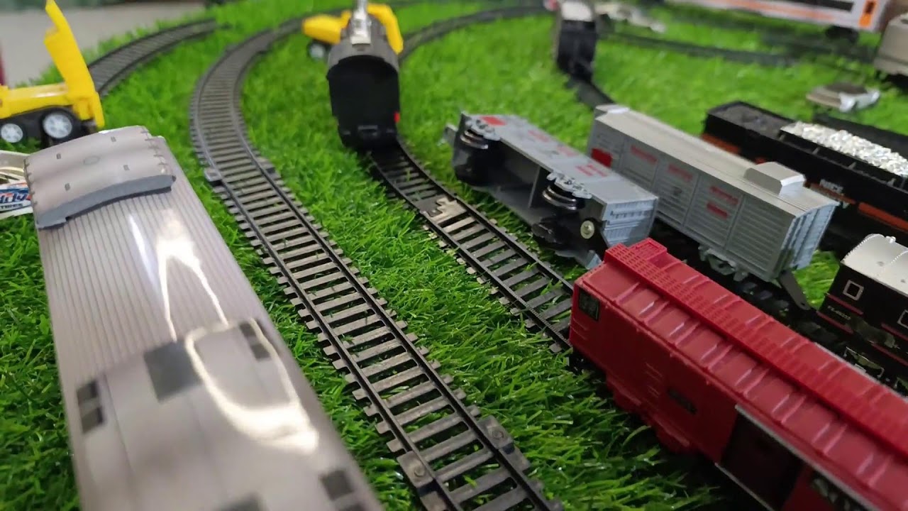 Kereta Api Indonesia KAI Railfans Laba Laba Hantu Melewati Stasiun Angker