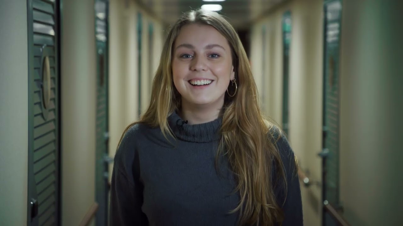 Molly og Jules fra Ungepanelet tjekker maskinrummet hos Fjordline
