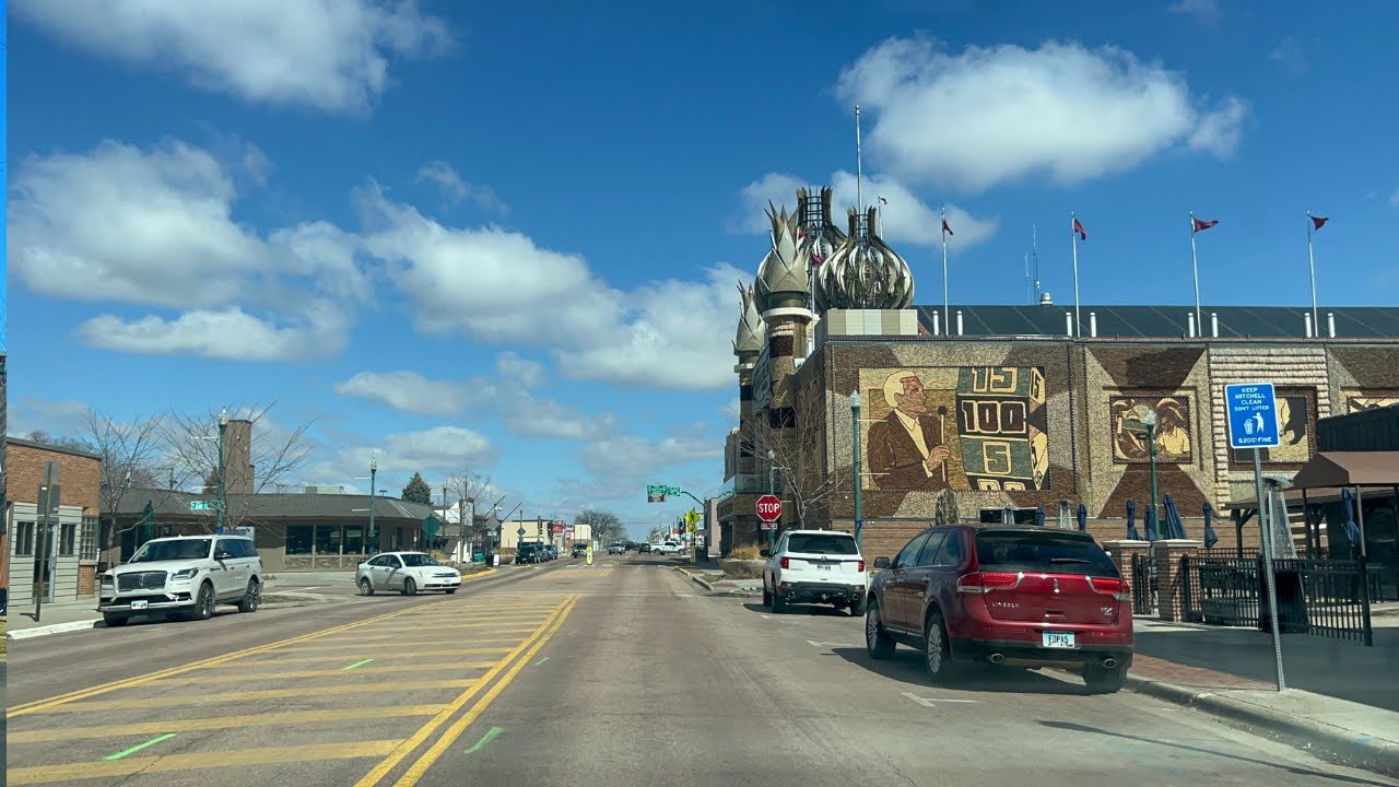 Mitchell South Dakota – USA: Main Street / Downtown Driving Tour