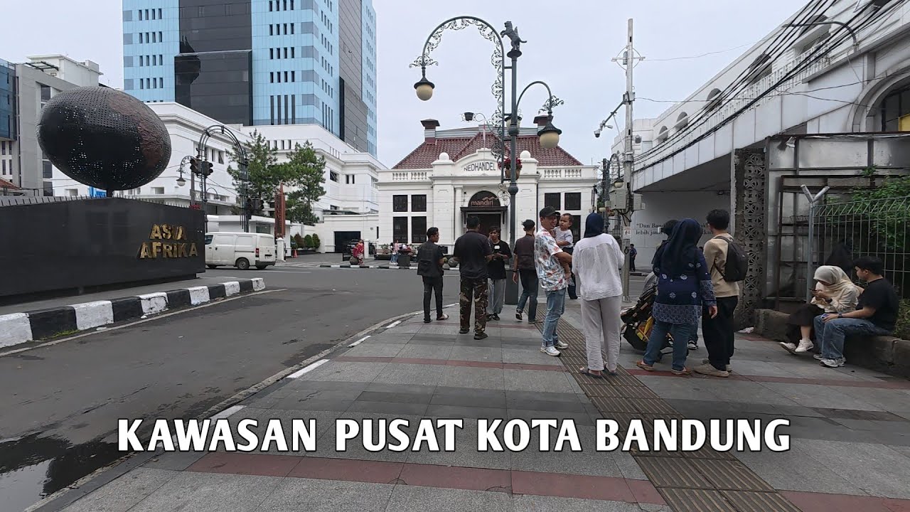 Taman Alun-alun Ditutup Sementara Begini Suasana Pusat Kota Bandung