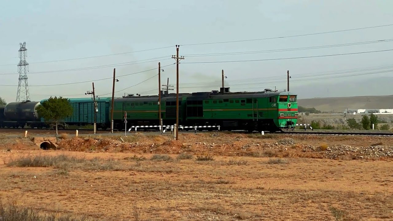 Diesel locomotive 2TE10V-4002 with a freight train is approaching the Boom Gorge.